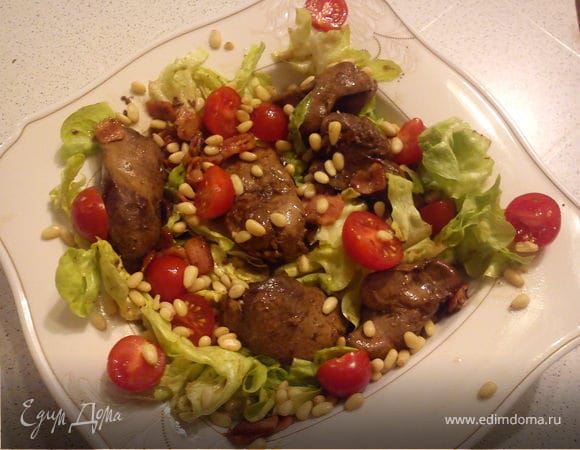 Теплый салат с куриной печенью и беконом Теплый салат с куриной печенью и беконом