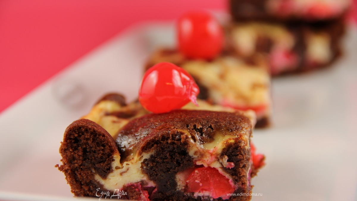 Мраморный брауни с прослойкой из сливочного сыра и коктейльной вишни