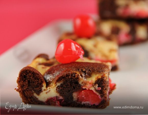 Мраморный брауни с прослойкой из сливочного сыра и коктейльной вишни