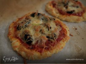 Мини-пиццы с копченой индейкой и оливками