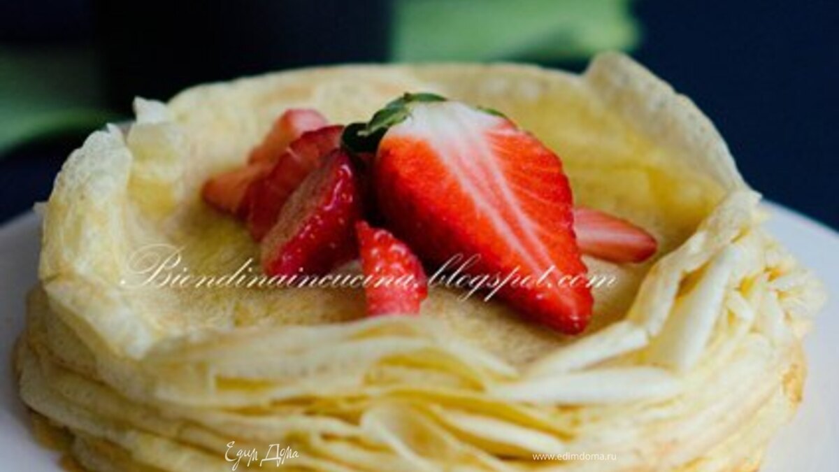 Мильфей из креп с миндалем, цитрусовым курдом и клубникой