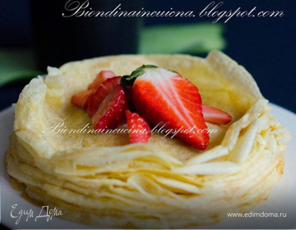 Мильфей из креп с миндалем, цитрусовым курдом и клубникой