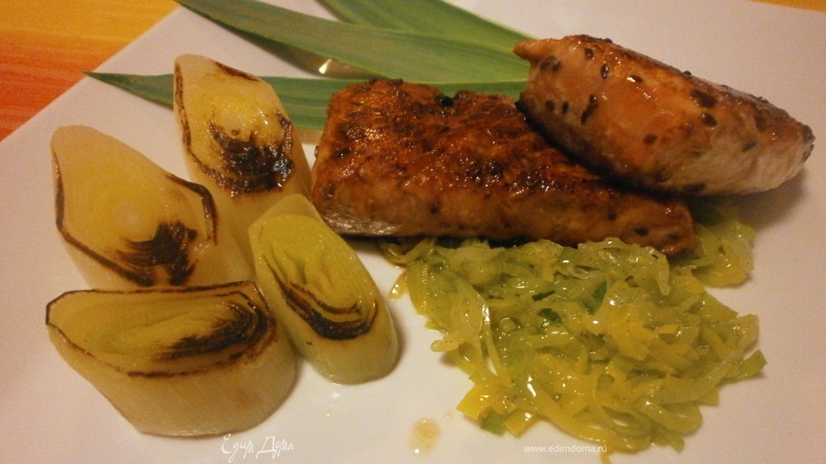 Семга с луком-пореем и ванилью