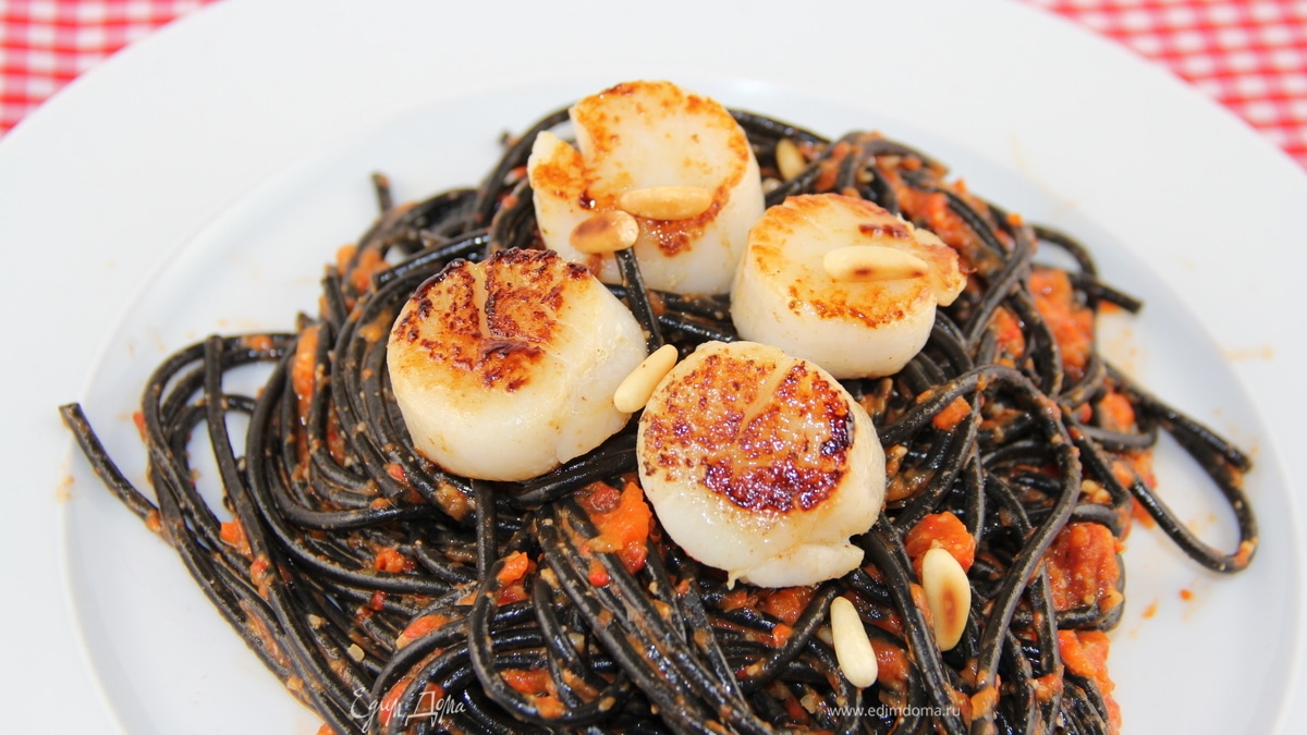 Черная паста с гребешками и песто из запеченных перцев, вяленых томатов и кедровых орешков