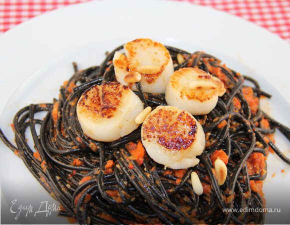 Черная паста с гребешками и песто из запеченных перцев, вяленых томатов и кедровых орешков Черная паста с гребешками и песто из запеченных перцев, вяленых томатов и кедровых орешков