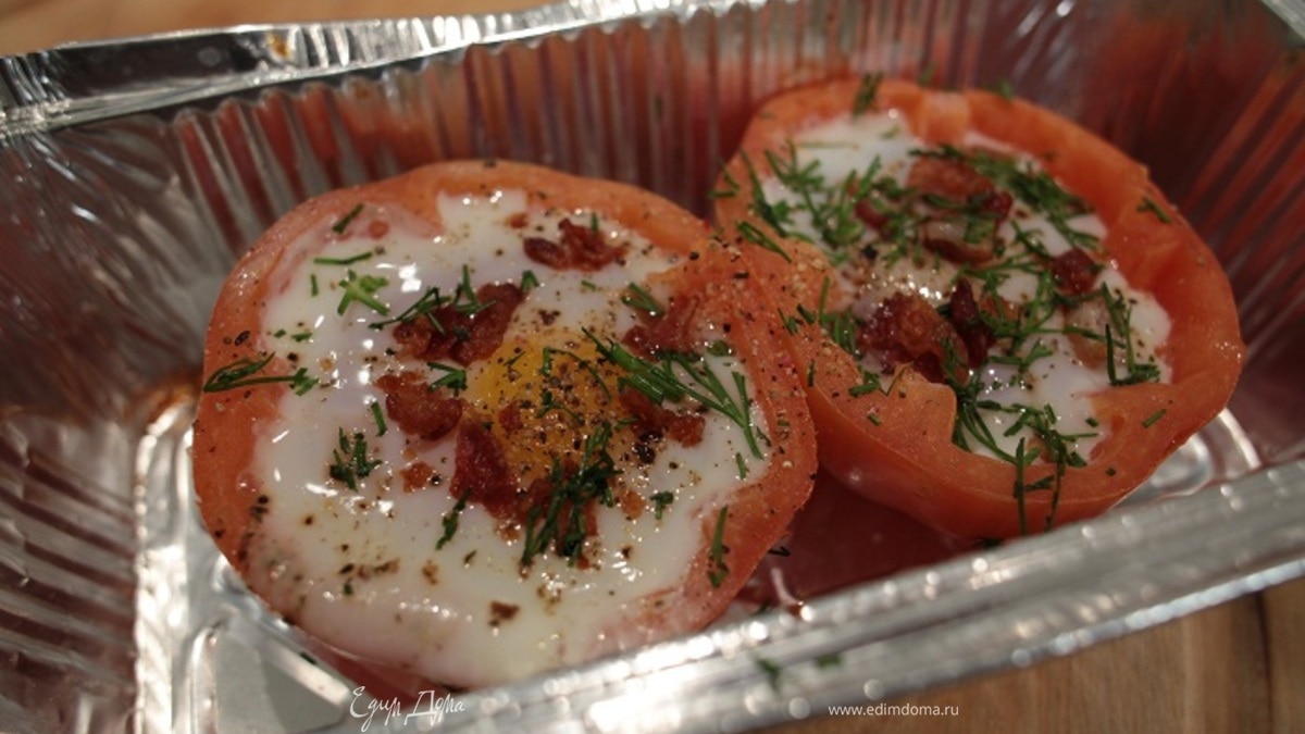 Яйца с беконом, запеченные в помидорах 