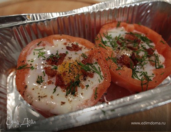 Яйца с беконом, запеченные в помидорах