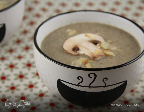 Грибной суп-пюре с сыром Бри и миндалем Грибной суп-пюре с сыром Бри и миндалем
