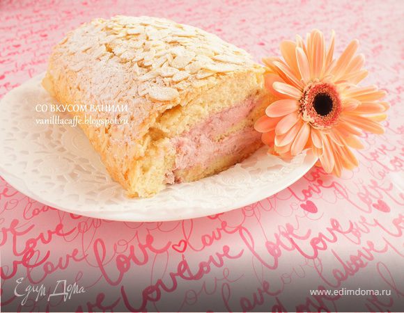 БИСКВИТНЫЙ РУЛЕТ С НАЧИНКОЙ ИЗ ТВОРОГА, КЛУБНИКИ И МАРЦИПАНА