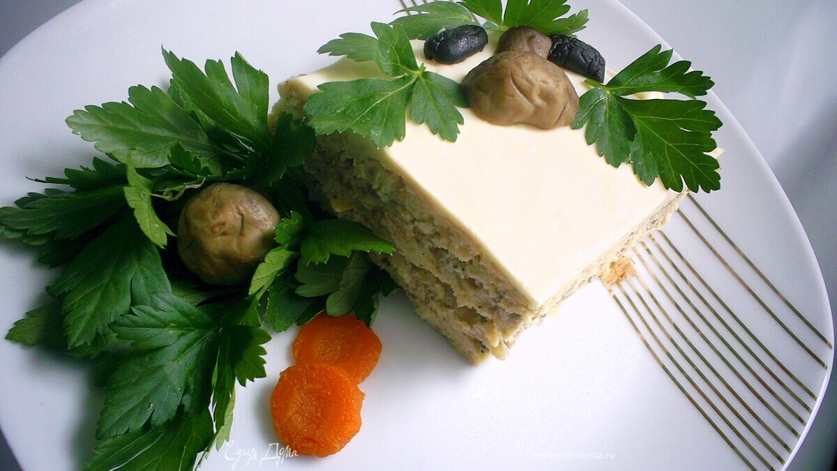 Пикантный мясной торт с грибным кремом и сырно-сливочной заливкой