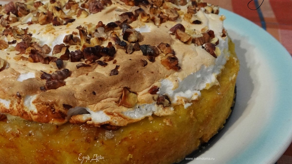 Лимонное пирожное "Софи Лорен" с грецкими орехами, изюмом и безе