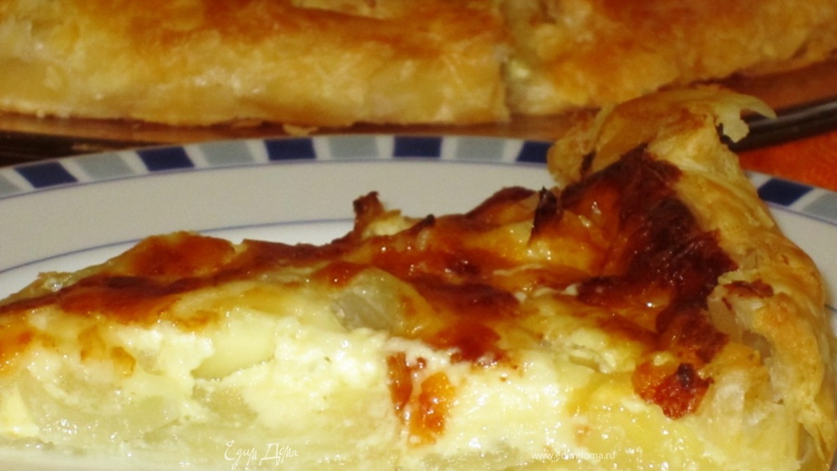 Быстрый луково-сырный киш