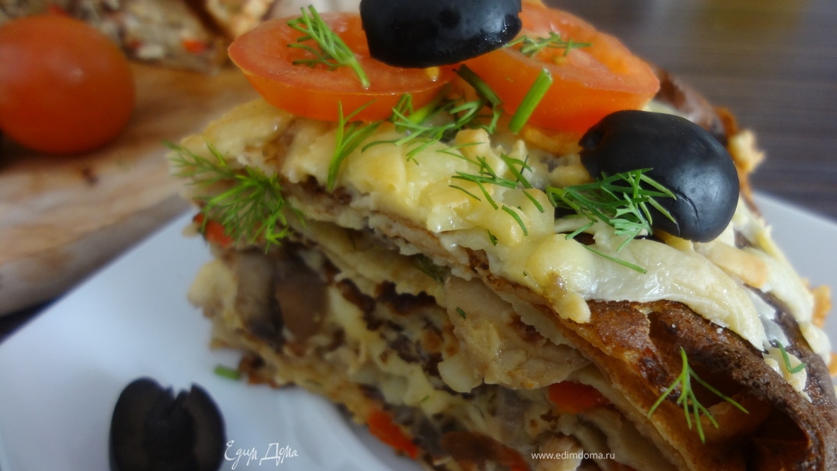 Блинчатый пирог с курицей и грибами