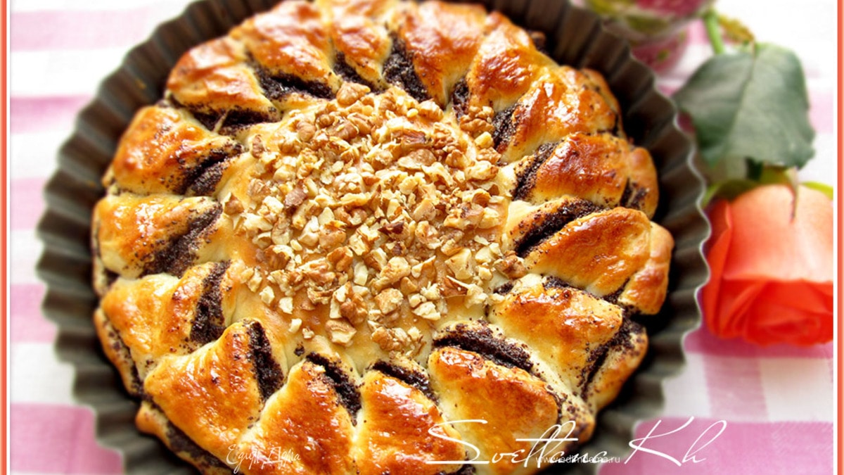 Дрожжевой пирог с шоколадной пастой, маком и орехами