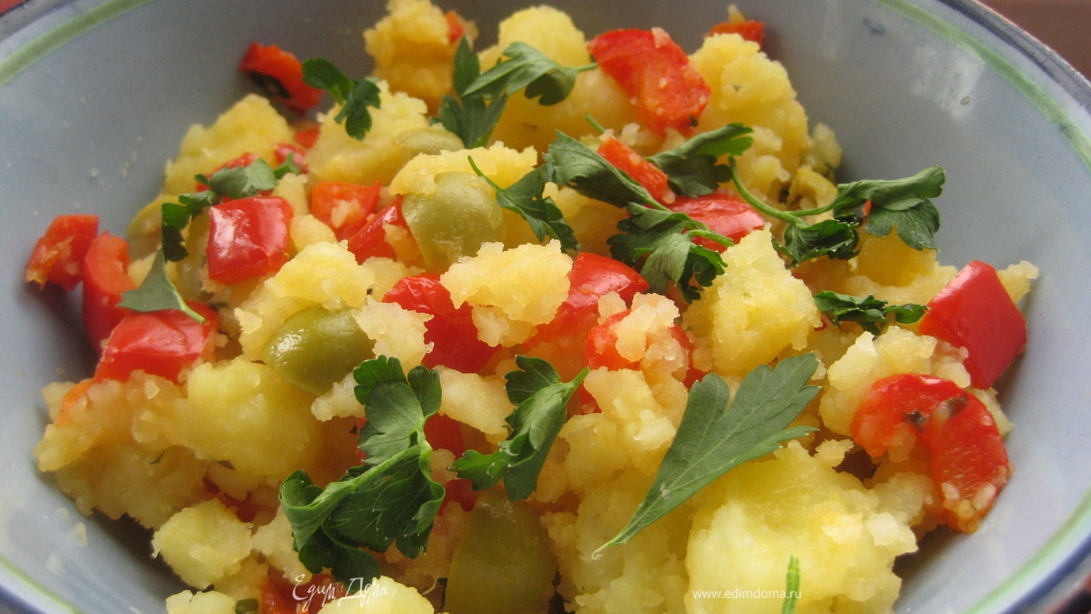 Картошка с болгарским перцем, оливками и зеленью