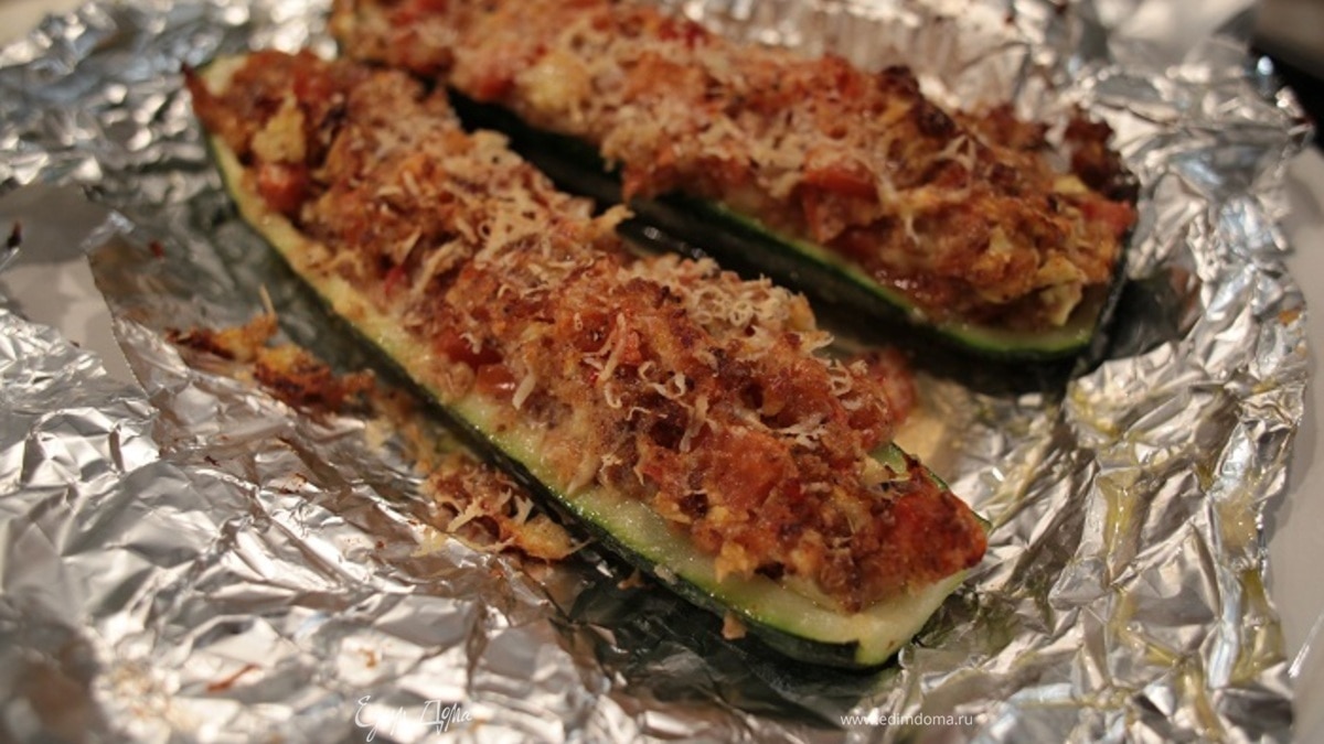 Цукини, запеченные с помидорами, сыром и чили 