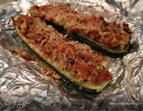 Цукини, запеченные с помидорами, сыром и чили 