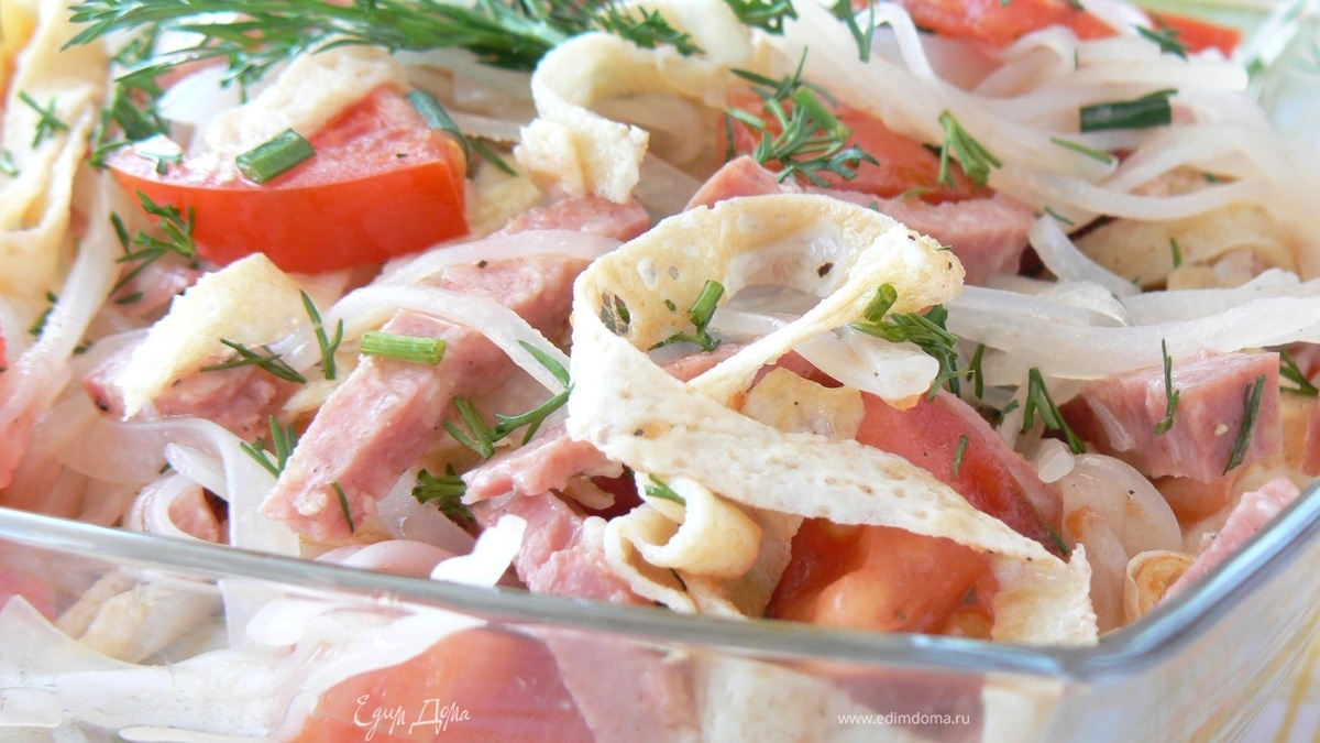 Салат с яичными блинчиками, фунчозой и колбасой