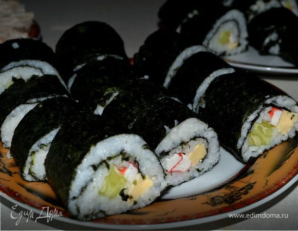 Роллы с огурцом, крабовыми палочками и сыром