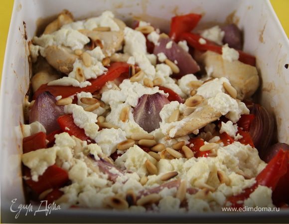 Запеченное куриное филе (бедрышки, голени) с перцем, фетой и кедровыми орешками Запеченное куриное филе (бедрышки, голени) с перцем, фетой и кедровыми орешками