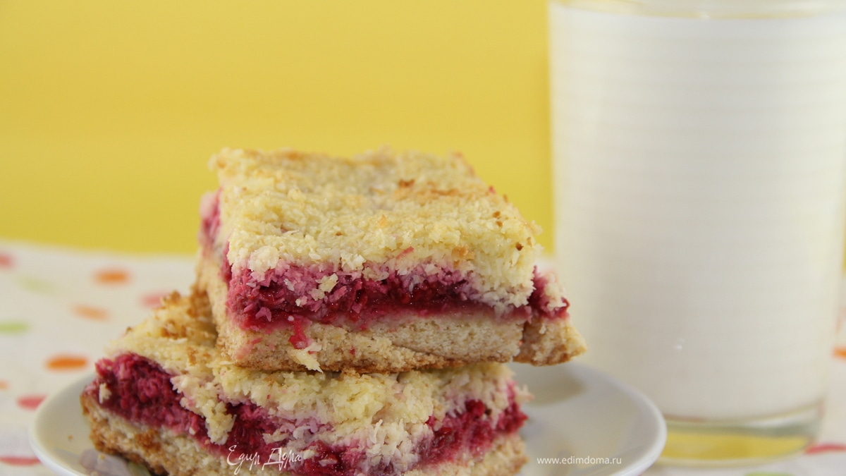 Пирог с малиной и кокосово-сливочной заливкой