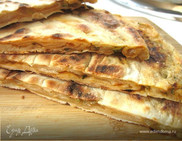 Лепешка с оливками, луком и томатным соусом