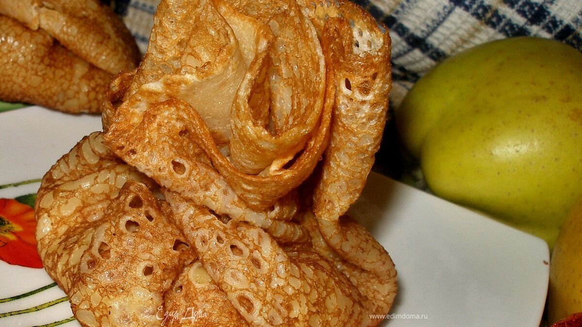Заварные блины на молоке с начинкой из яблок