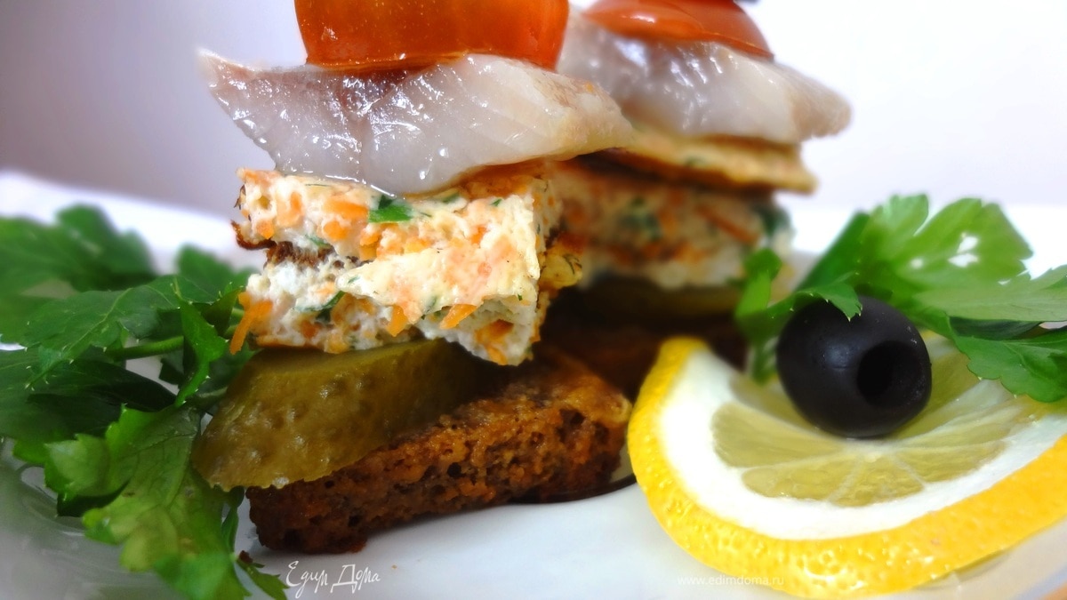 Канапе с морковными блинчиками