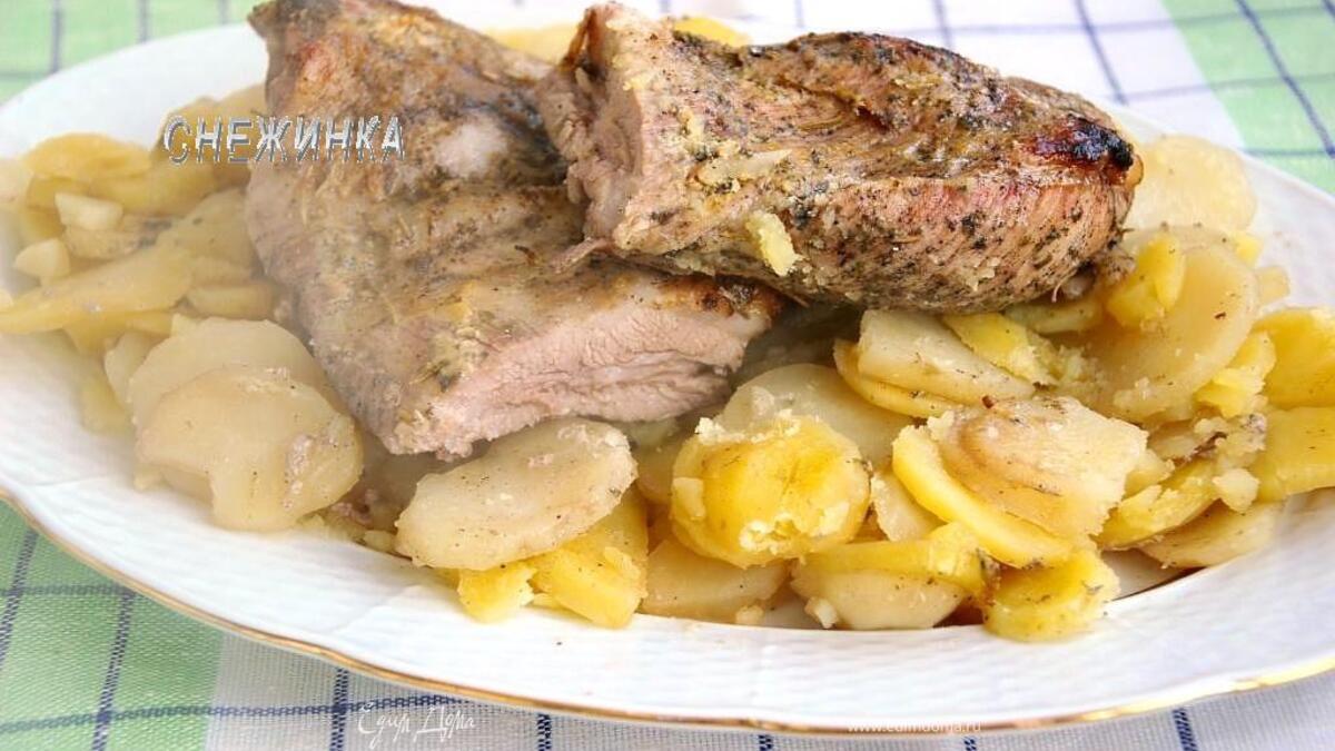 Душистые свиные ребрышки, запеченные с картофелем