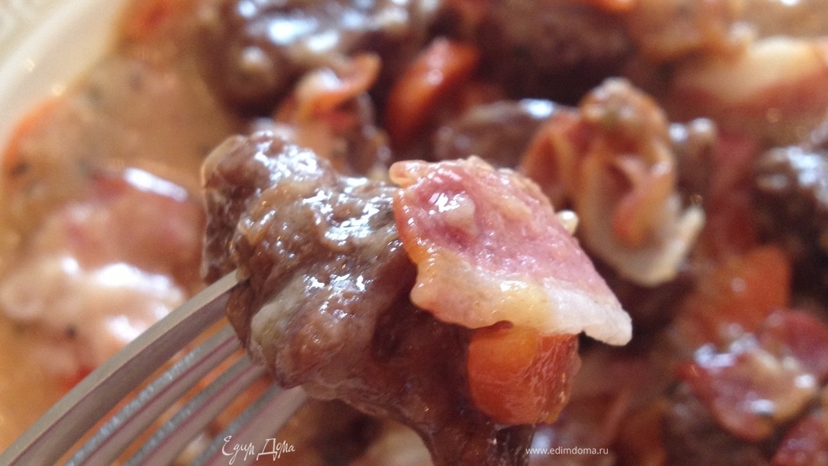 Маринованная говядина под соусом с беконом