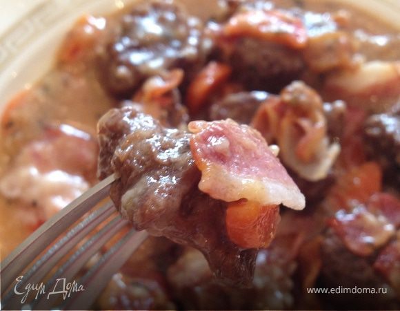 Маринованная говядина под соусом с беконом