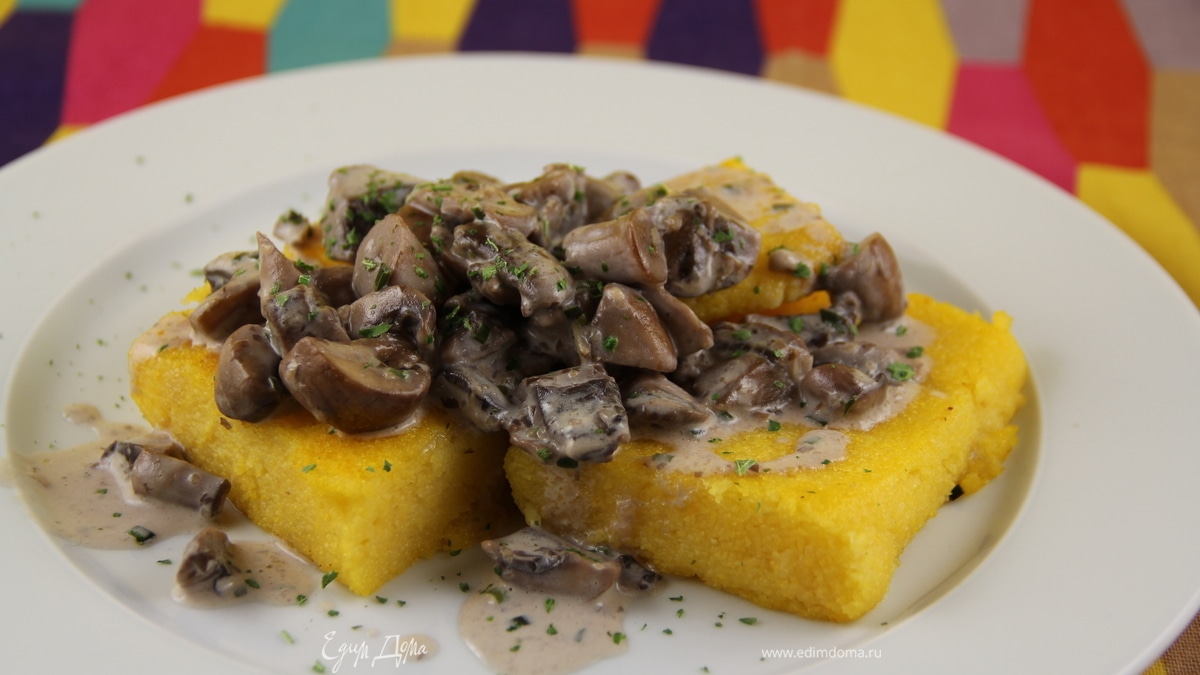 Жареная полента в соусе из лесных грибов и чеснока