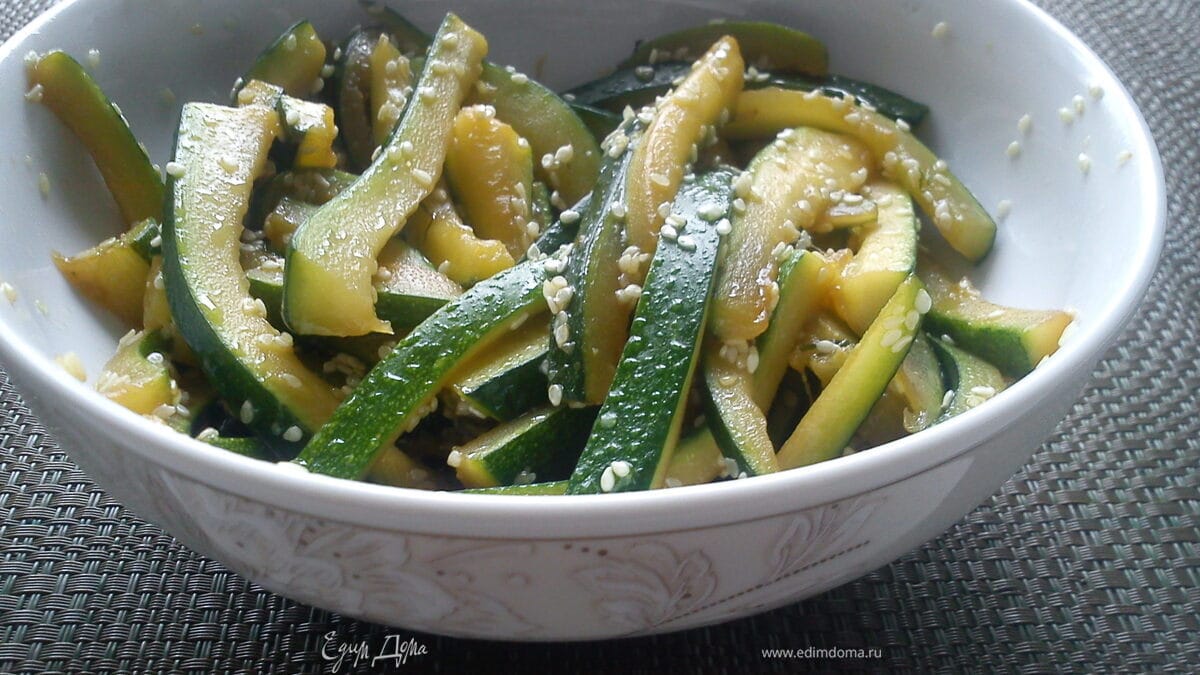 Лапша из цукини с кунжутом