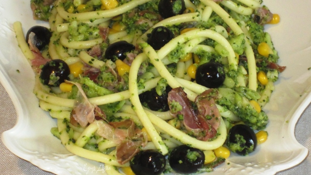 Букатини с брокколи и сырокопченым окороком