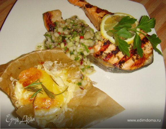 Стейк из лосося с грушевой сальсой и картофельным гратеном