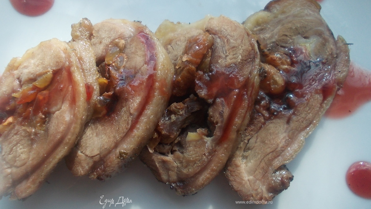 Фаршированные утиные ножки под малиновым соусом