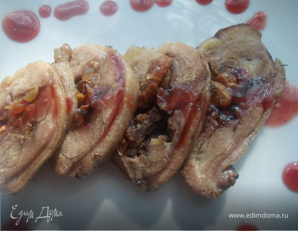 Фаршированные утиные ножки под малиновым соусом