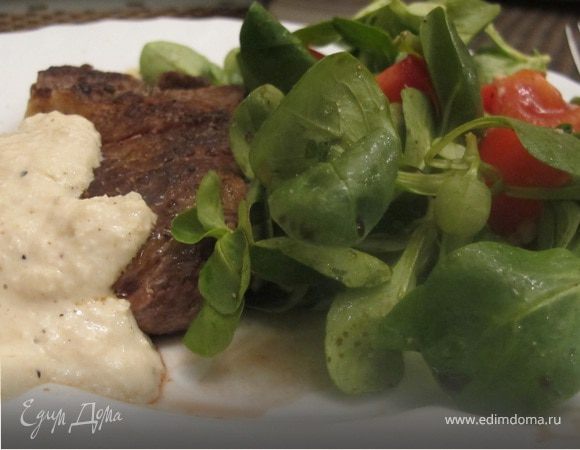 Стейк, перечный соус и мюсли салат Стейк, перечный соус и мюсли салат