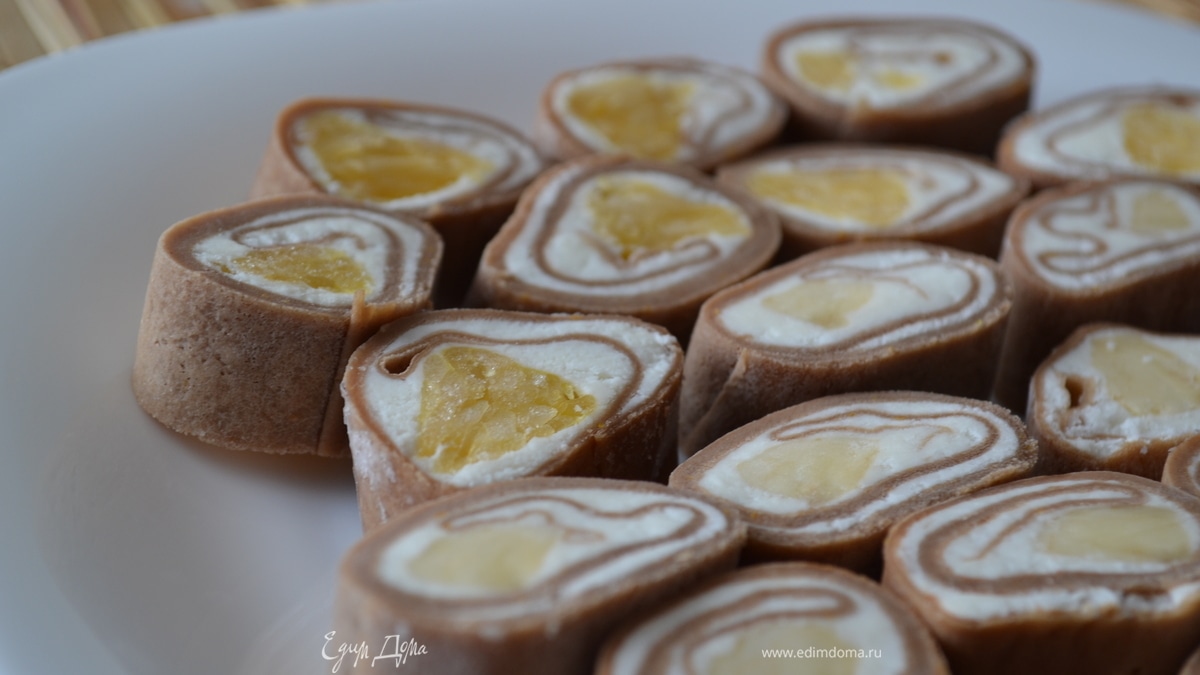 Сладкие блинные роллы с творогом и фруктами