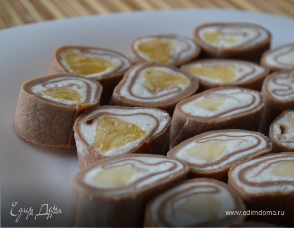 Сладкие блинные роллы с творогом и фруктами