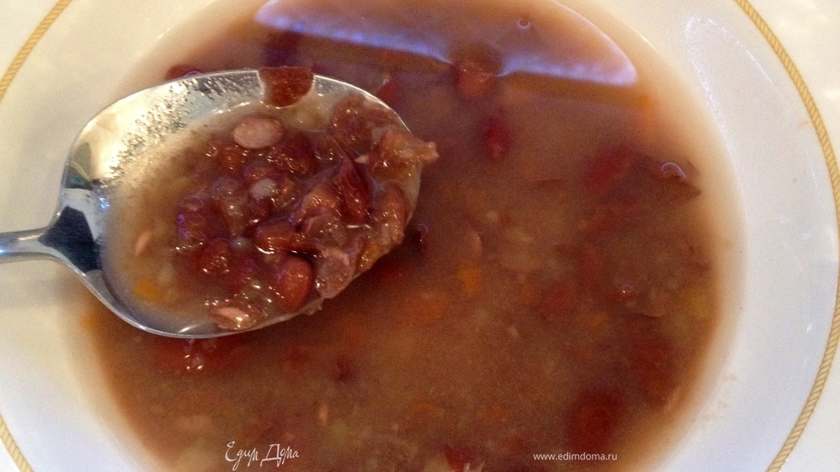 Грузинский суп из красной фасоли с орехами