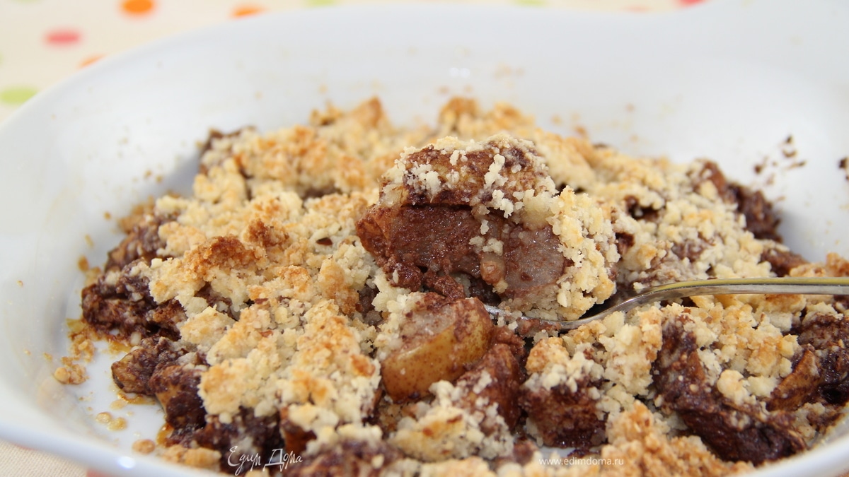 Грушево-шоколадный крамбл с миндалем