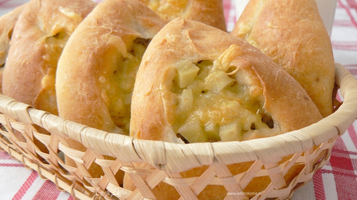 Пирожки из творожного теста с мясом и картошкой