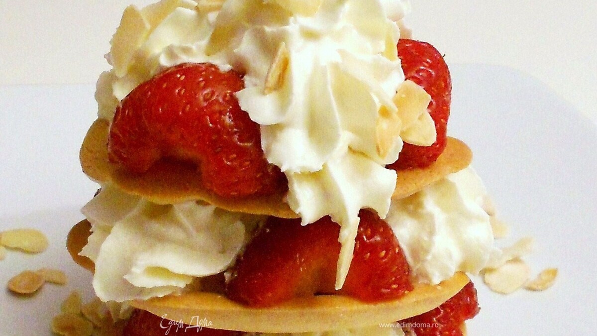 КРЕПСЫ СО СЛИВКАМИ И КЛУБНИКОЙ