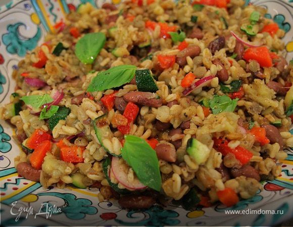 Теплый салат из фасоли, чечевицы и запеченных овощей Теплый салат из фасоли, чечевицы и запеченных овощей