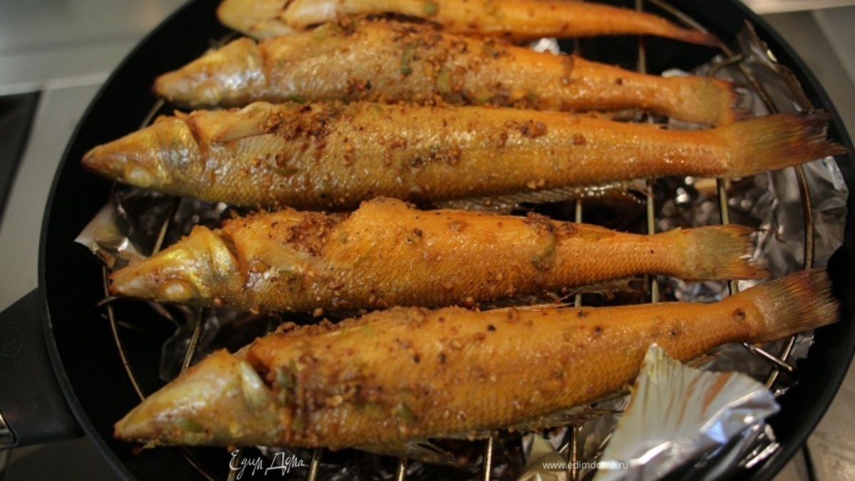 Рыба, копченная в воке