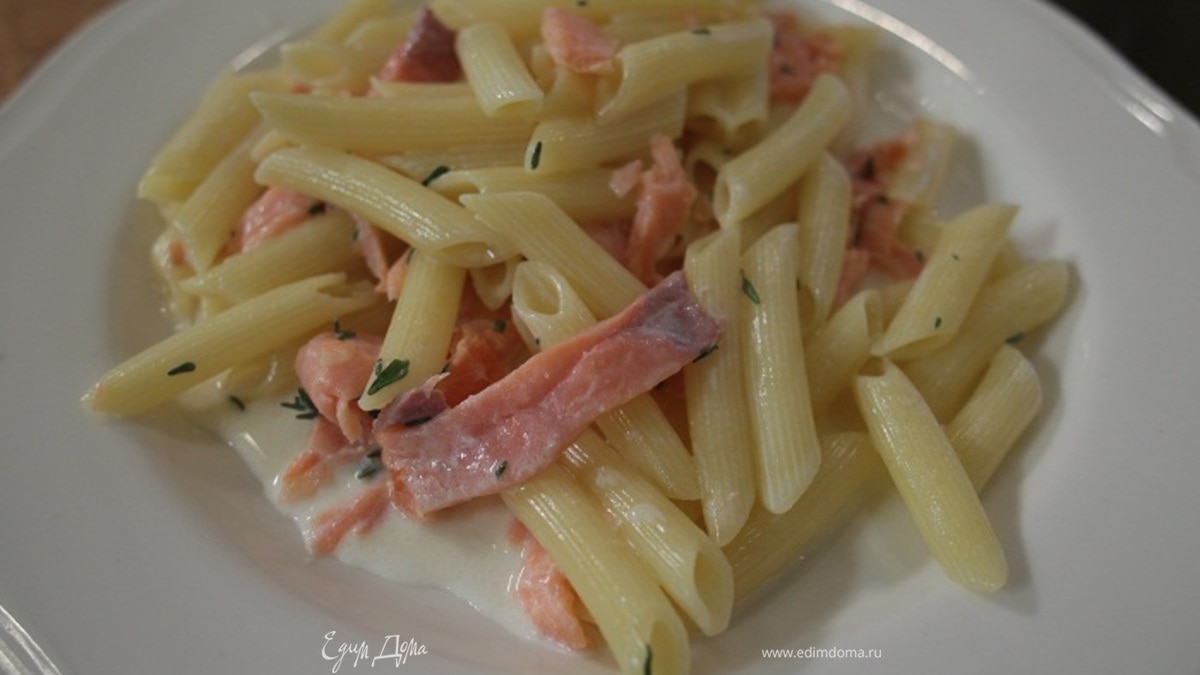 Пенне со сливками и копченой семгой 
