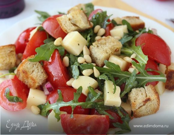   Салат из помидор с рукколой, фетой и сухарями