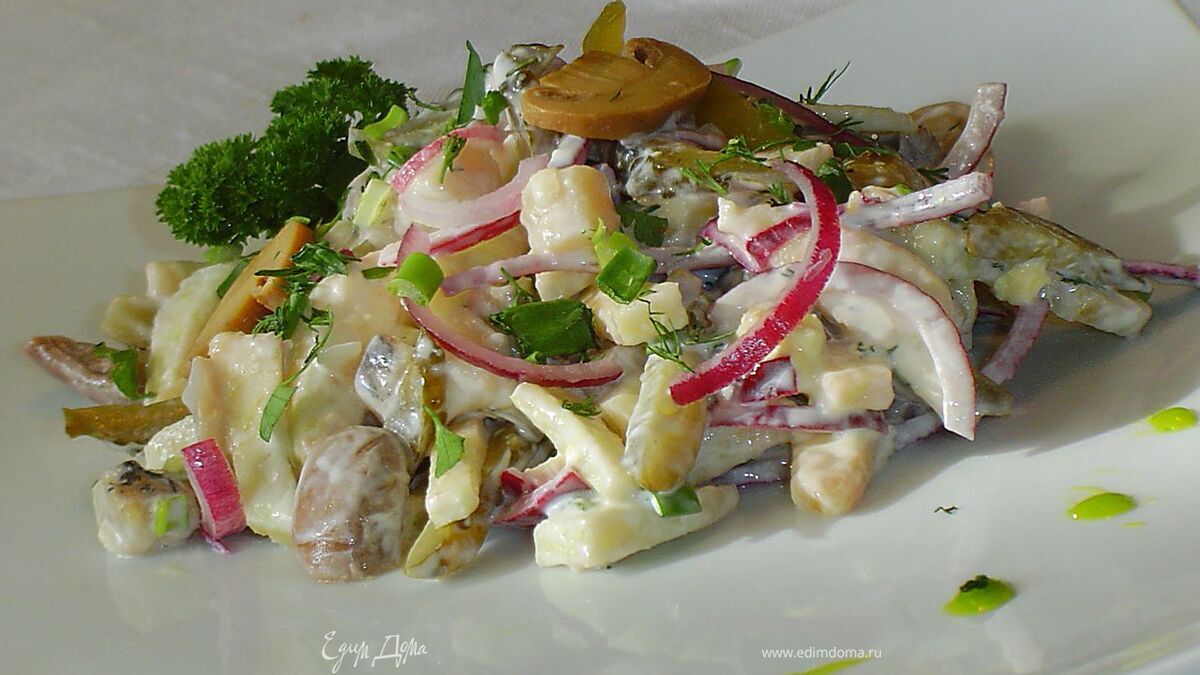Салат с шампиньонами, сельдью и осминожками