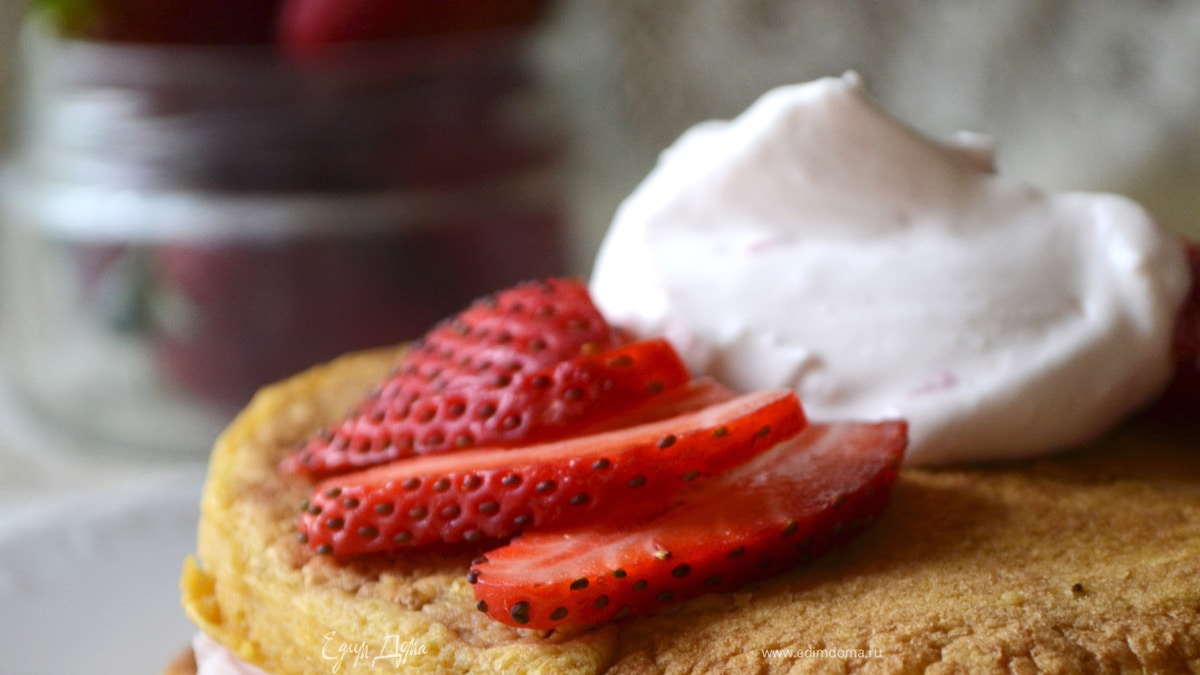 Панкейки из бататы с творожно-клубничным муссом